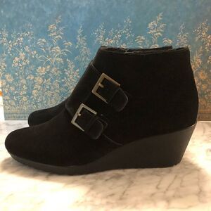 Munro Black Suede Wedge Ankle Boots Size 9